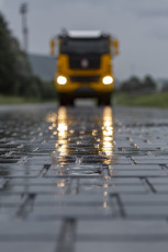 Zkuebn brzdn polygon se speciln ediovou dlabou Skid Pan